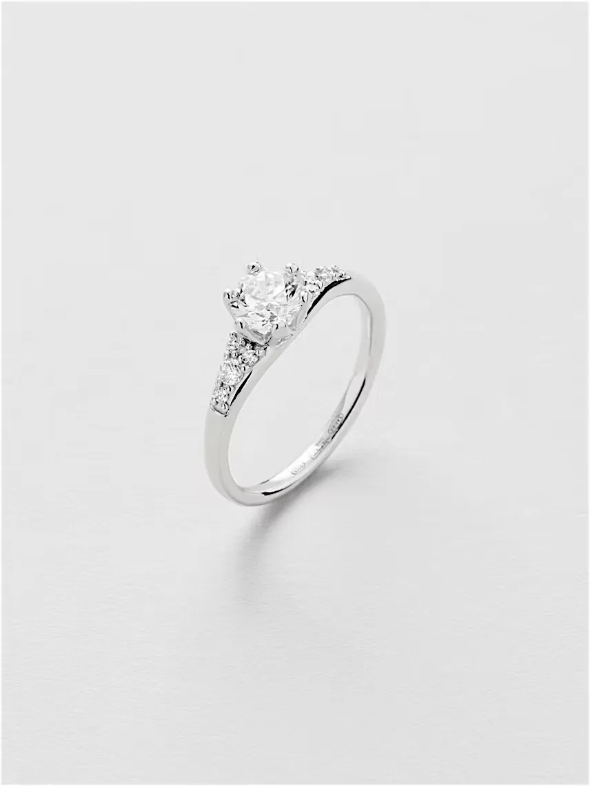 انگشتر سولیتر با نگینهای جانبی